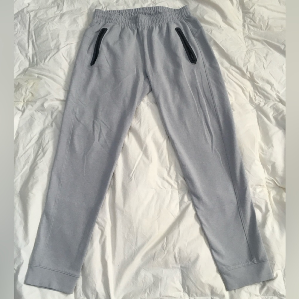 Old Navy Active Men’s joggers Size Medium Light Gray w/ Black zipper pockets